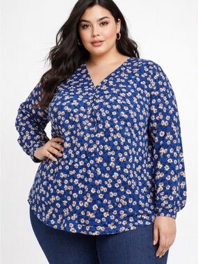 5/$25 Michel Studio Blue Floral Blouse Size 22